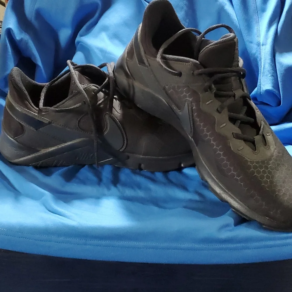Nike athletic shoes - Picture 2 of 5